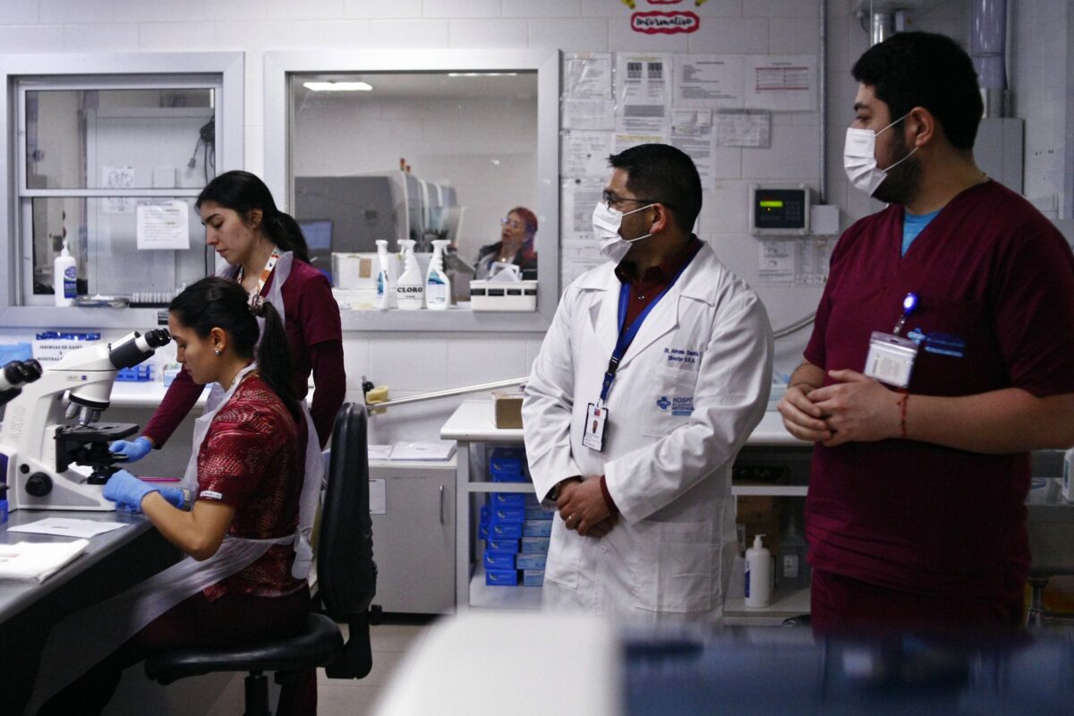 HOSPITAL REGIONAL DE ANTOFAGASTA RESTABLECE OPERATIVIDAD DEL 95% DE SU LABORATORIO TRAS INUNDACIÓN
