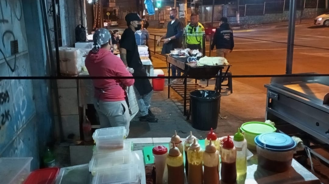 SALUD DECOMISA 60 KILOS DE ALIMENTOS A AMBULANTES