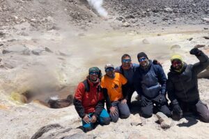 VOLCANÓLOGOS CHILENOS TOMAN MUESTRAS DE GASES Y AGUA EN EL VOLCÁN MÁS ALTO DEL MUNDO