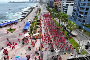 CORRIDA NAVIDEÑA FAMILIAR VISTIÓ LA COSTANERA DE ANTOFAGASTA DE BLANCO Y ROJO