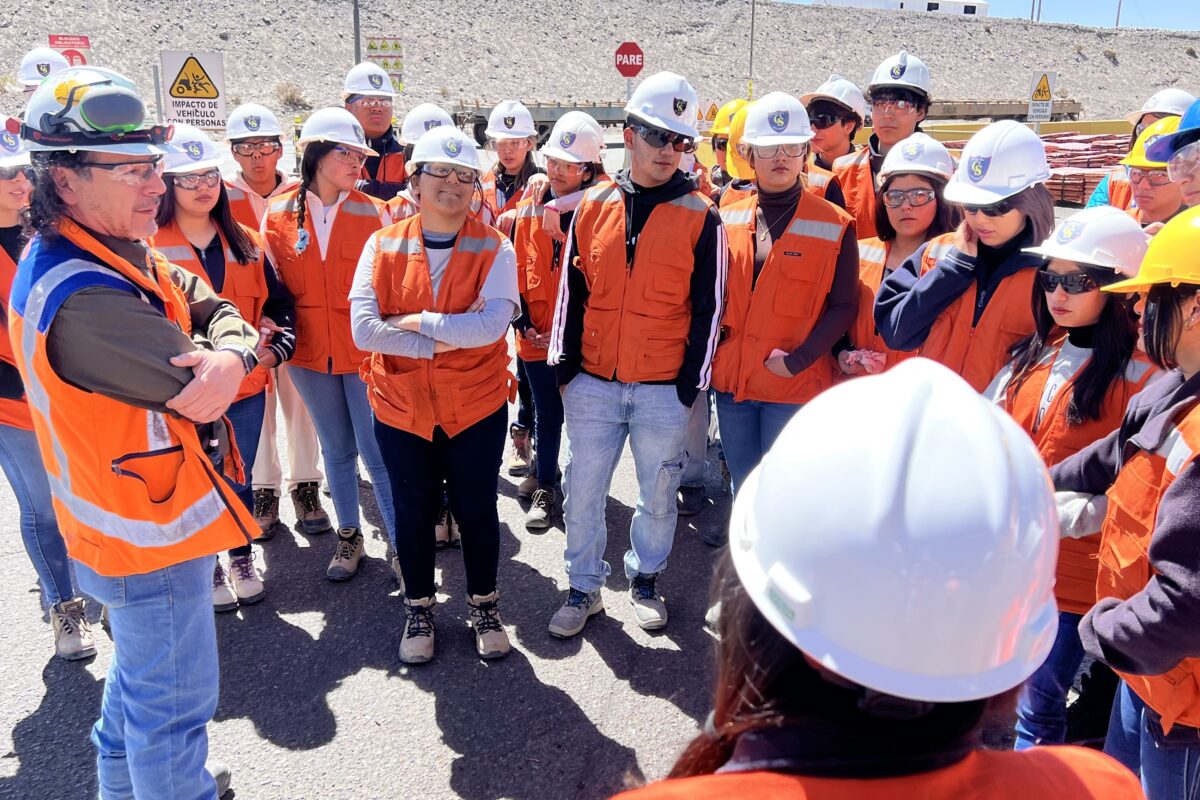 ESTUDIANTES DE DON BOSCO VISITAN EL ABRA PARA CONOCER LA MINERÍA DESDE ADENTRO