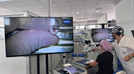 UA INCORPORA MICROSCOPIO CLÍNICO DE ALTA GAMA QUE MEJORA LA ATENCIÓN Y FORMACIÓN EN ENDODONCIA