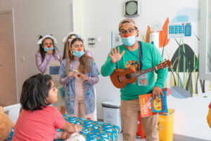 PATRULLA DEL REY LLEVÓ ALEGRÍA Y CANTOS A PACIENTES PEDIÁTRICOS DEL HRA